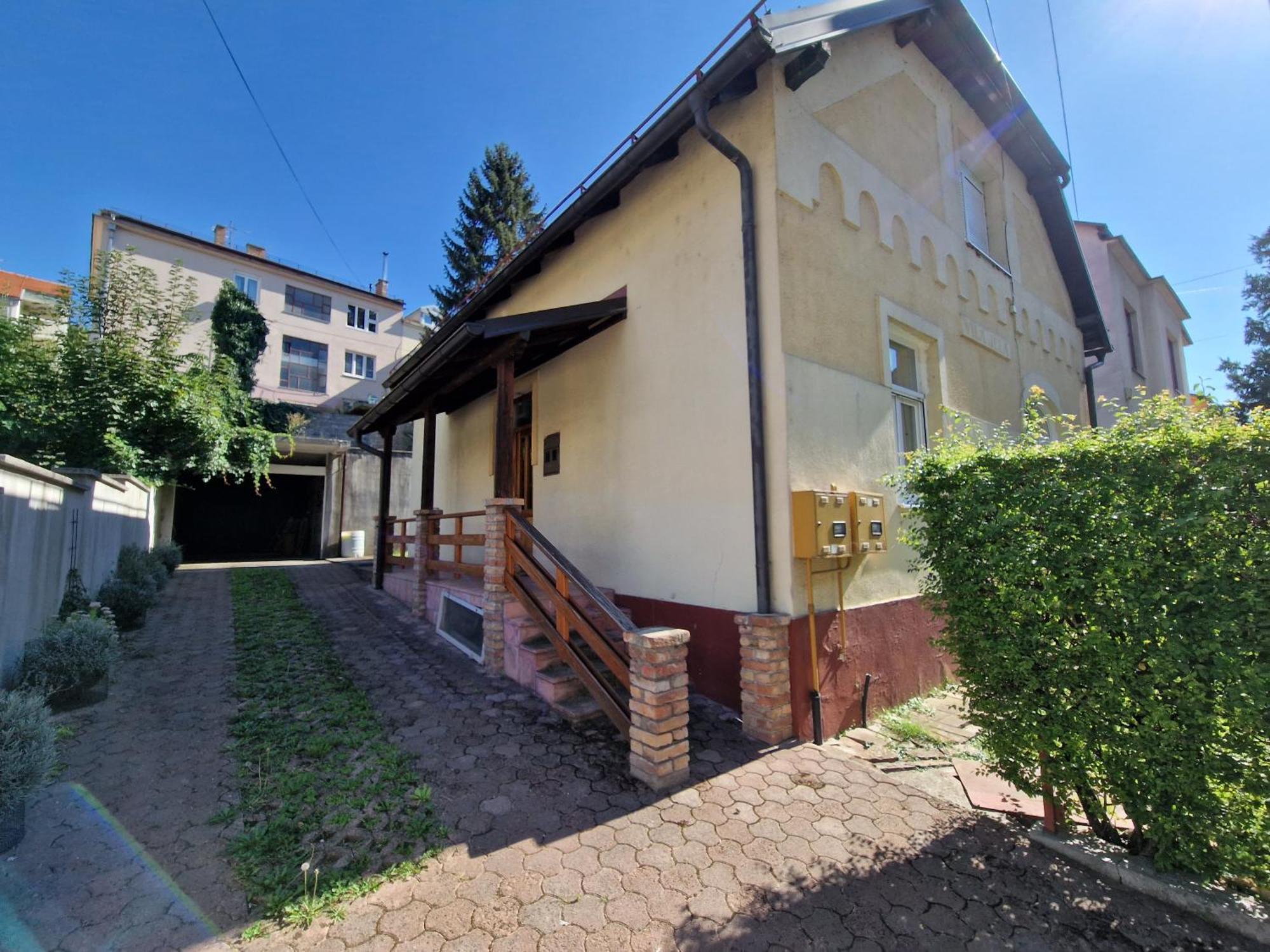 Apartment With Private Parking *